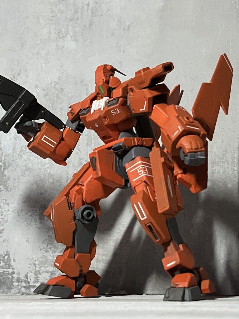 元ネタのスプレイニールの白ラインも真似してガンダムデカールを貼っています