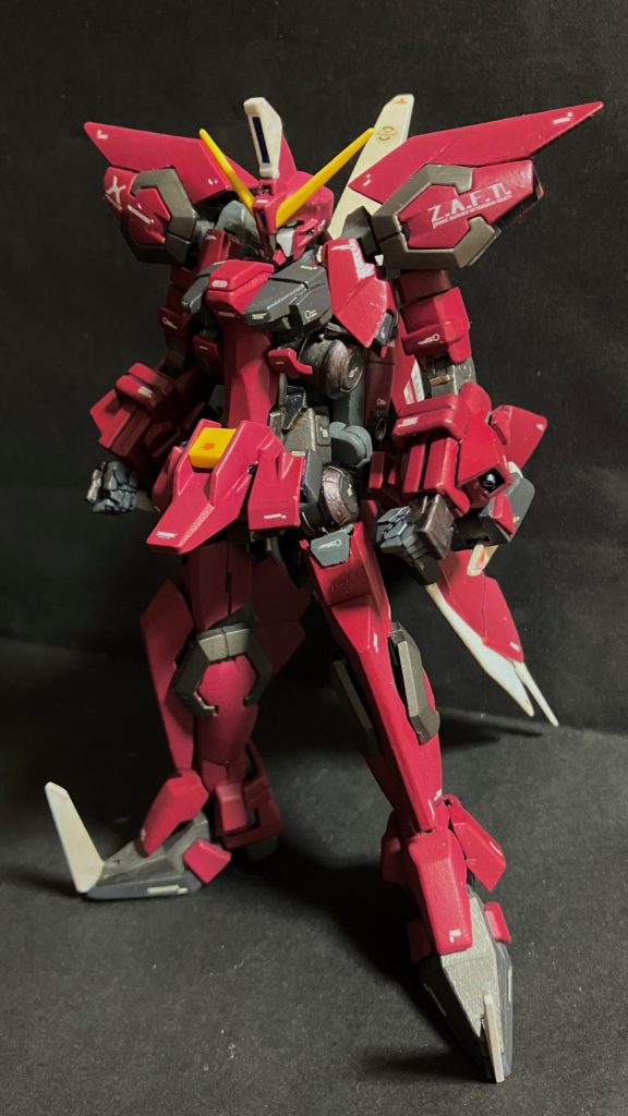 1.当時から1番気になっていた下腕のシールド用ハードポイント他を現代風ジャンクミキシングで小改修2. ハードポイントの3mm穴には取り外し式のカバーを追加してノンシールド時も安心3. 脇ももの関節パーツに被るようにカバー追加と脇ももカバーデザインと合わせる為に (本当は無い方がMGに準拠するけど)脚太腿付け根にもカバー追加4. 腕が相対的に短すぎたので肩で延長5. MGを参考にコクピットカバーを新設6. 腕を脚にした際の甲ガードを追加7. サイドバインダー先端の白い羽を引き出してさらに末端にアンテナセンサーとして爪を追加8. 最後に日焼け劣化して目立ったボディ全体の赤部分のみ上書き筆塗装しかしバスターと並べる為の右肩Z.A.F.T.シールは在庫がHGキット付属のものしか無く泣く泣く採用あと爪も鋭利にしたいと思いつつ爪用サーベルエフェクトが使えなくなるのでこれも断念