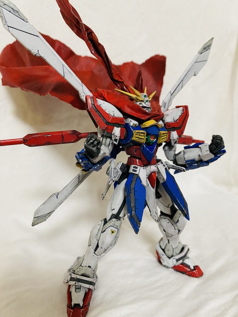 ゴッドガンダムは墨入れ、艶消し、水性塗料でウォッシング、スポンジ汚し、爪楊枝で銀塗りをしています。