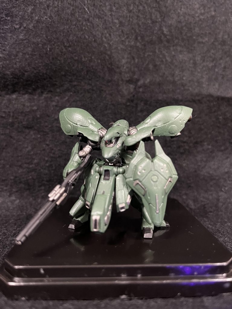 分かりにくいですがモノアイはブラックライトで光ります