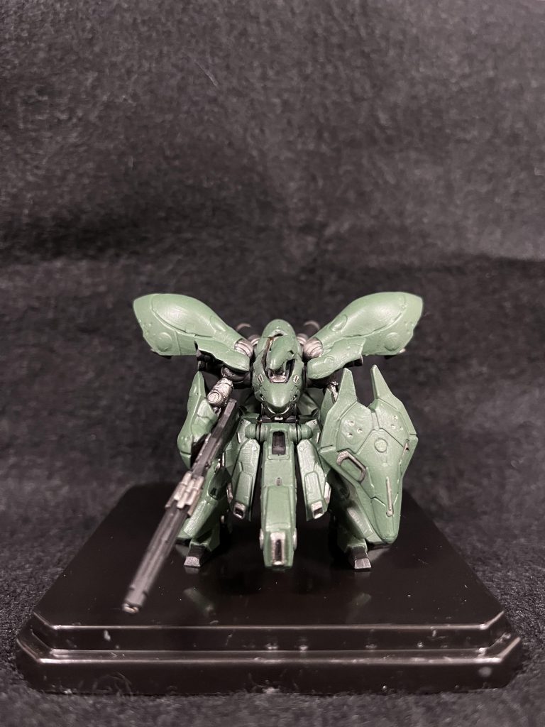 めっちゃ悪そうで強そうな機体ですね盾は量産型の設定なので短くしてパテで整えました銃は短くして縦に搭載されてた先端の銃先が勿体なかったので上に乗せてみました笑