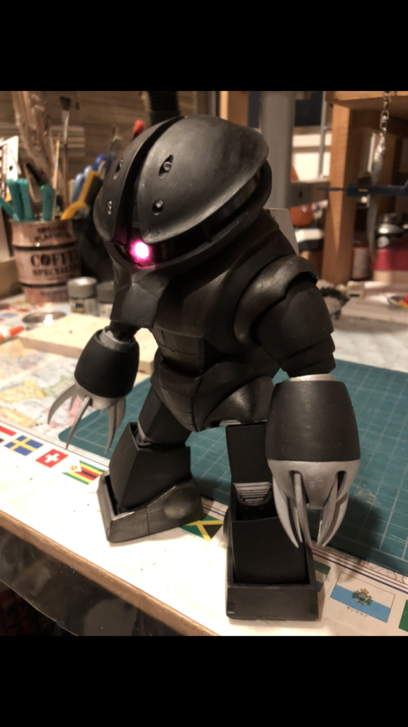 モノアイは、百均の発光ダイオードを内蔵してあります。