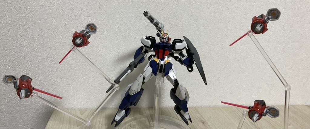 ガンバレルにはビームサーベル発生器が装備されており、すれ違いざまに切りつける近接武器付き。