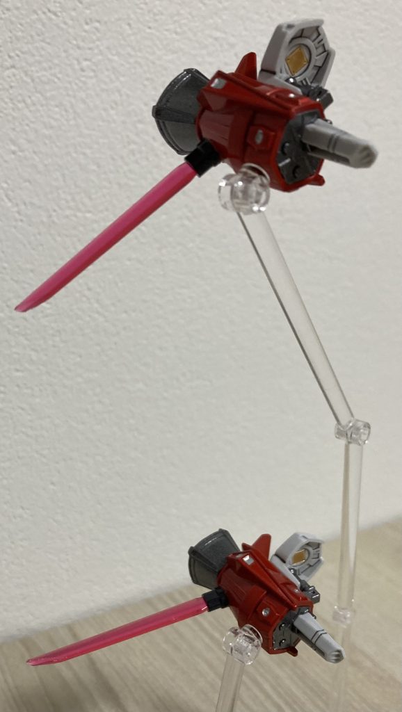 ダブルオー系のビームサーベルの先端をガンバレルに接着してビームサーベルエフェクトを付けられるようにしました。ビームサーベルエフェクトは短めにカットしてナイフのようにしてます。