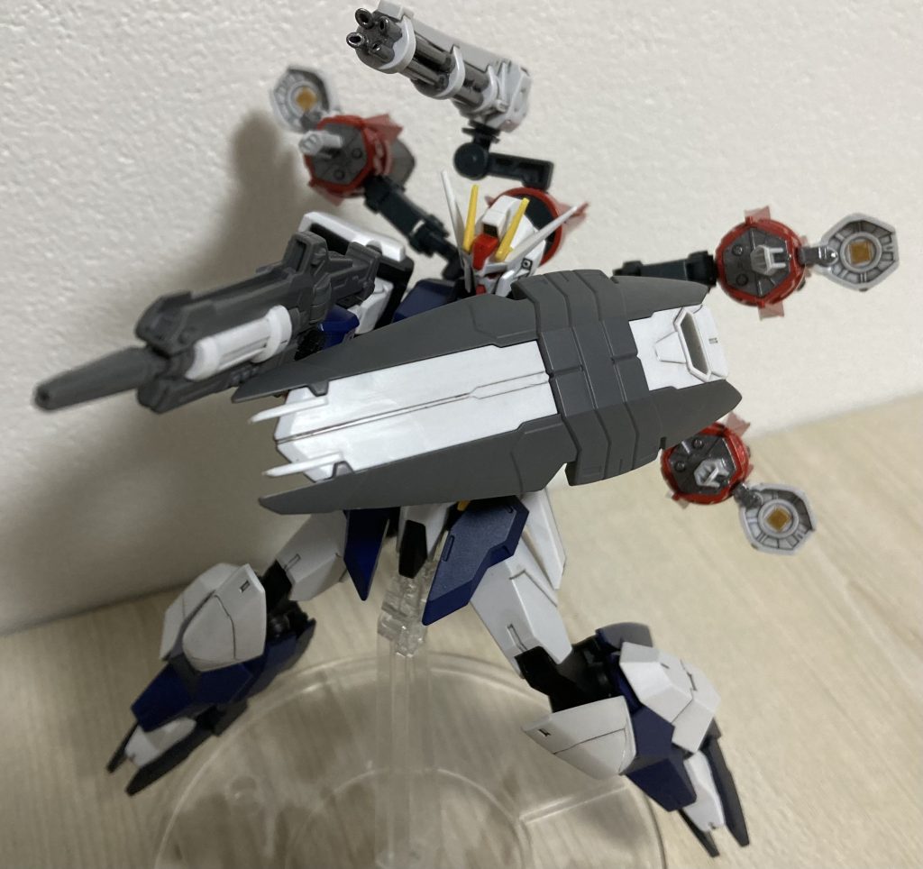 ビームライフルとシールドはガンダムW外伝のガンダムジェミナスのものを使用。デザインが好きなんですよね。ガンバレルの接続フレームを伸縮可能にしているので伸ばして全砲門を前方に向けることも可能。