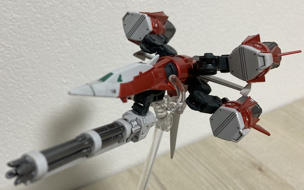 ガンバレルストライカーはガンバレルとの接続フレームをジャンクパーツとプラ板から新規作成し、伸縮できるように改造。本体カラーもゴールドの上からクリアレッドを塗装してメタルビルドのガンバレルストライカーのようなカラーに塗装。