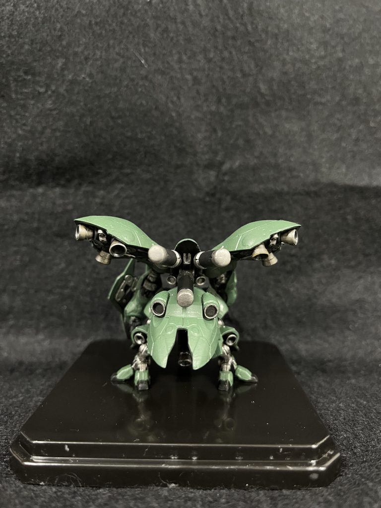 後ろから見るとカエルみたいですね笑