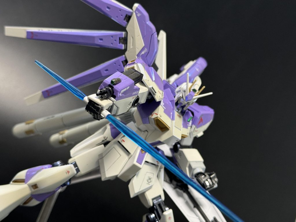 腕部を移植。マシンガンが弱そうだったのでアレックスの腕部ガトリングの銃身を移植。元の銃身は短く切って先端にレンズパーツを付けてセンサーぽくしました。