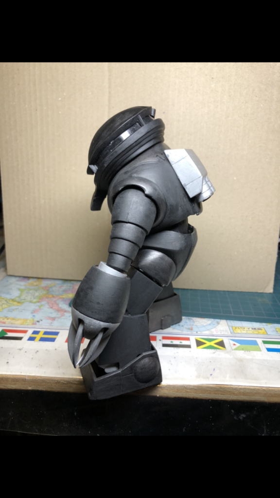 猫背な感じのイメージがあったので、腰を前に動かせる様にパーツ分けしました。