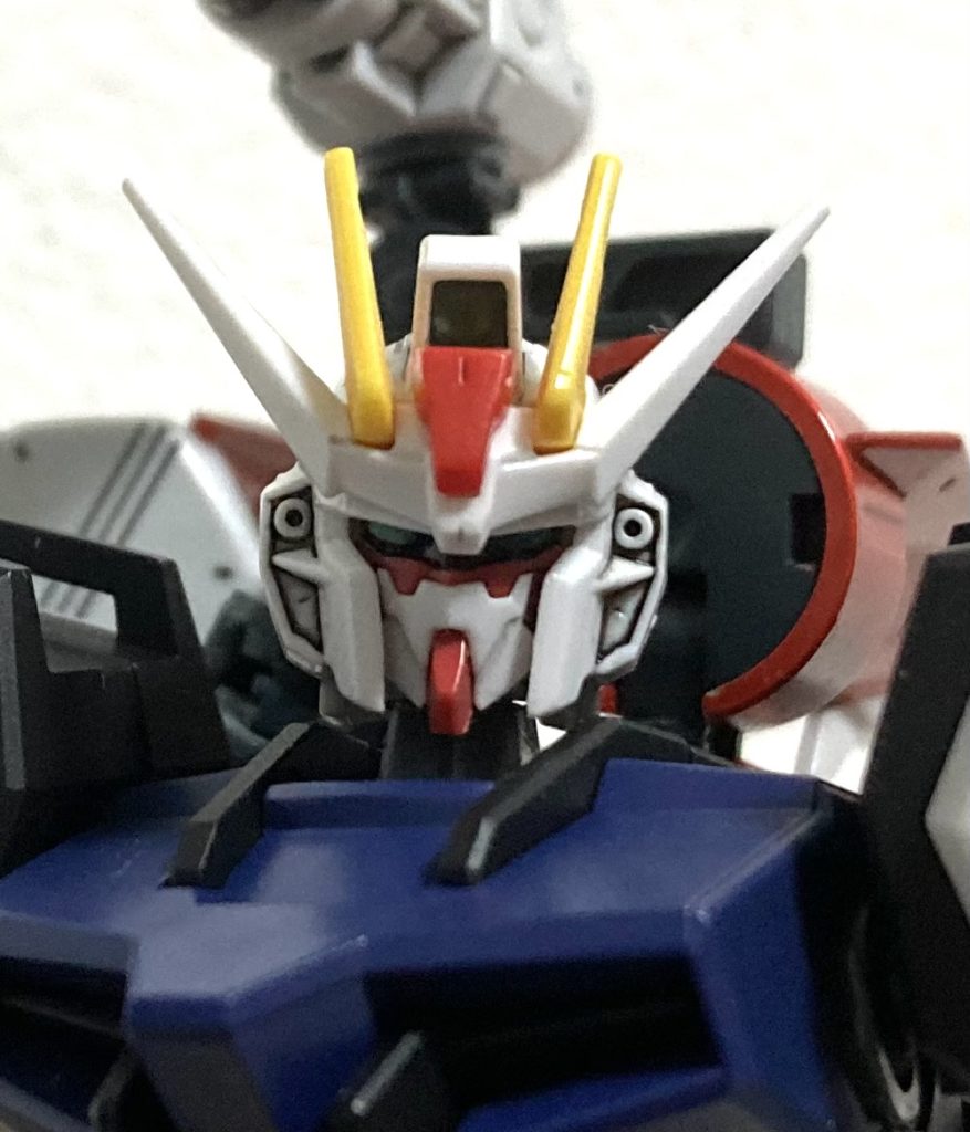 ストライクノワールのような悪者顔にしたかったのでユーラヴェンガンダムのフェイスを移植、かなり目つき悪かなったので連合のガンダム感が出たと思います。