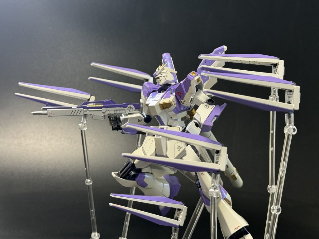 昔からHGHiνのフィンファンネル、全部可動させたいと思ってました。フィンファンネルは6基作るの億劫ですが可動しないのも悲しい困った武装。