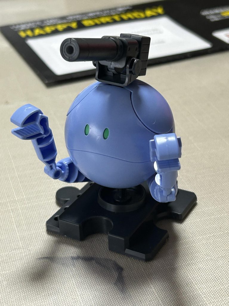 塗装前のパチ組です。因みに塗装順は黒サフ→光沢黒→光沢クリアー→スターブライトゴールド→クリアーブルーです。頭の砲身は黒サフのみです。以前シルバーでやった時はもっと明るい青になったのですが今回はかなり暗めな感じになりましたね。実は右のアームの肘(？)部分をつける時塗装が剥げたので最後にクリアー吹かなかったのはちょっと後悔してます。