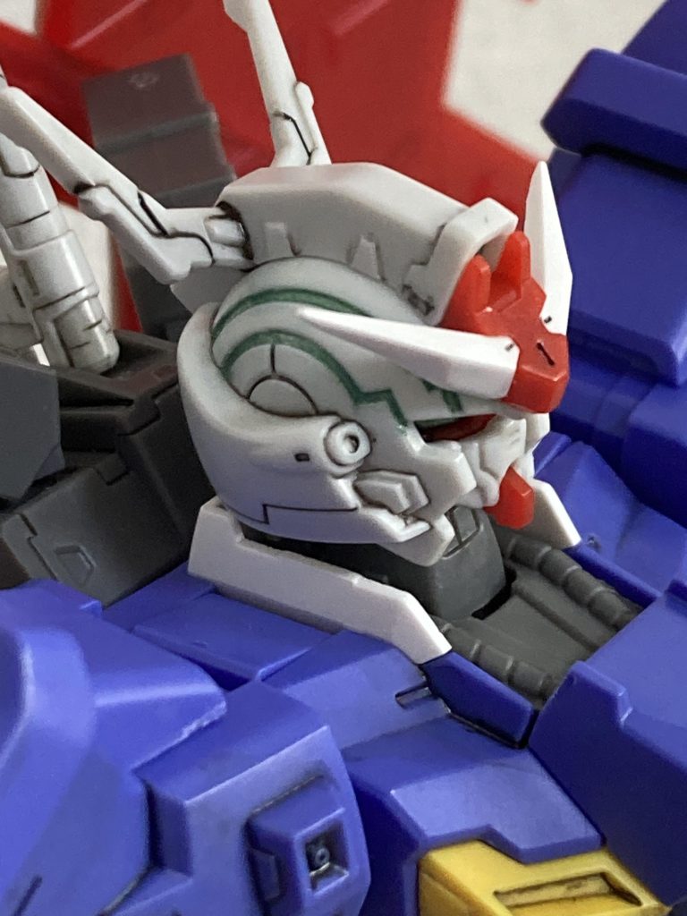 頭部のグリーンラインはシルバー混ぜたもので塗装。わかりづらいですね。