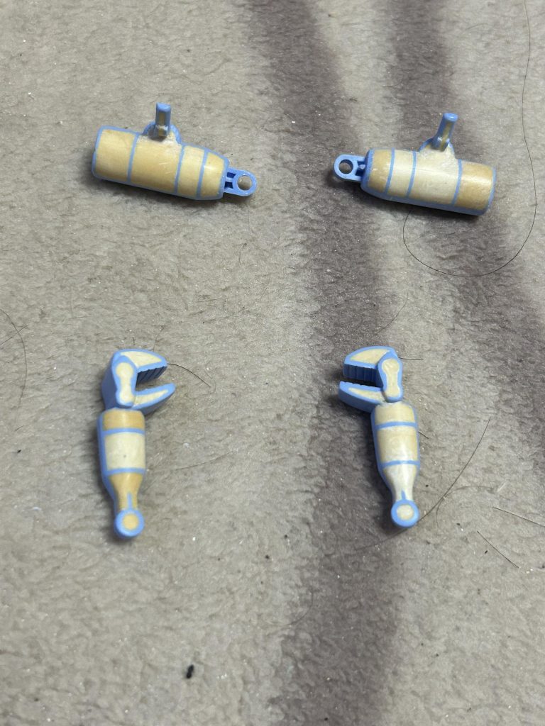 一応アーム部分はパテ埋めしてあります。(初めて)最初にサフ吹きしてしまったので光沢黒やクリアーは結構重ね吹きしました。やっぱキャンディやるならサフはなしだな...