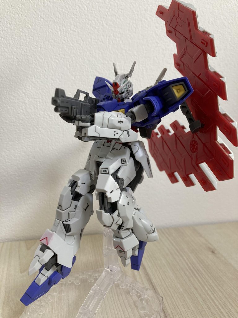 HGなのに膝の装甲が可動に連動してスライドするこだわり。