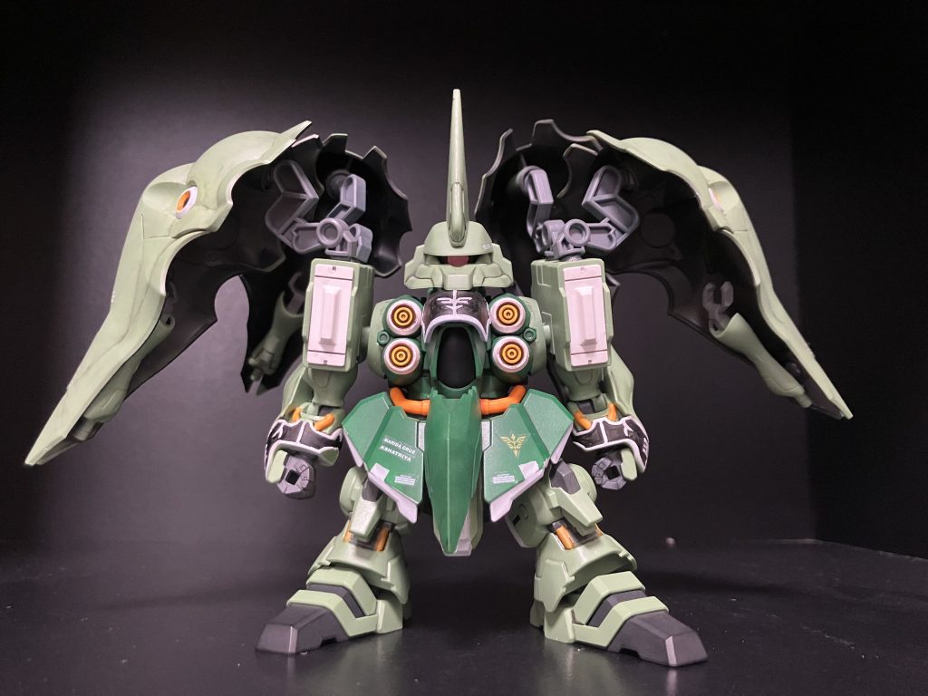 正面から。ジオンの紋章をあしらったエングレービングの塗り分けはミッドナイトブルーを塗装してからエナメルホワイトで紋章部分を筆塗りしています。遠くからの写真で塗りの荒さは分かりづらいですね。