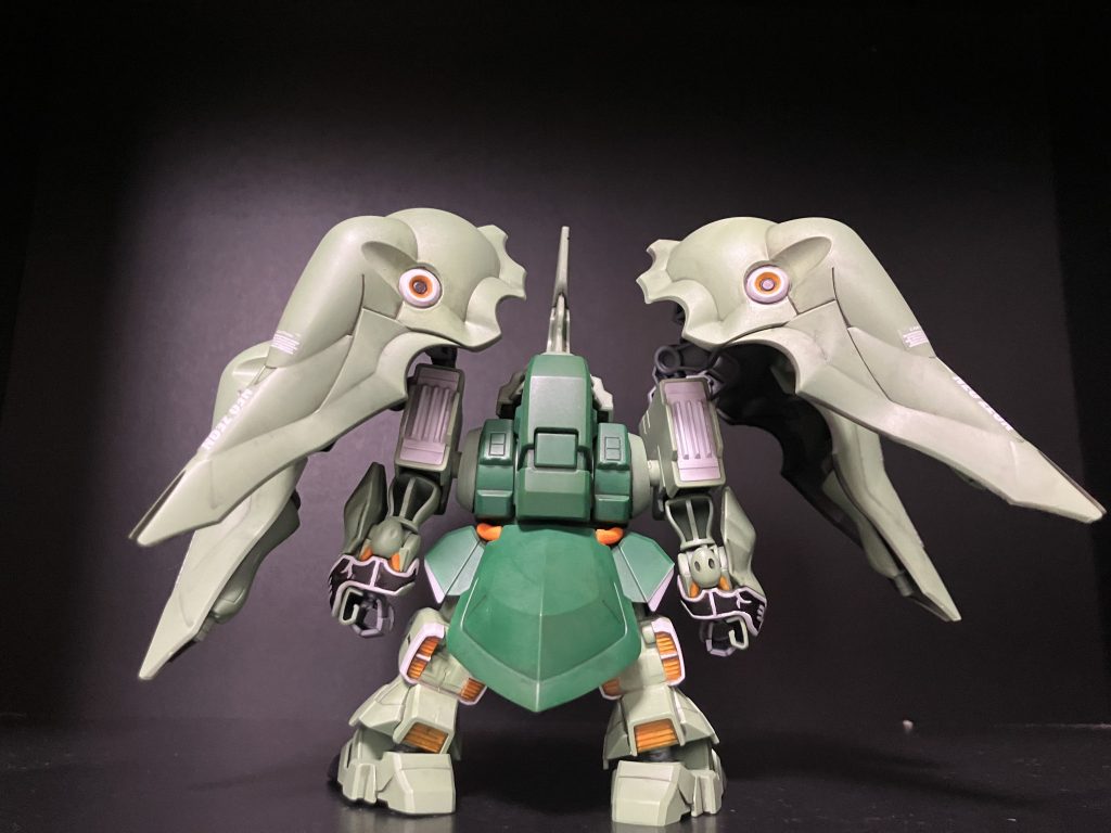 後から。足のスラスター部分の色分けが大変でした。オレンジは発色が良くないので下地にホワイトを塗ってからの塗装としました。