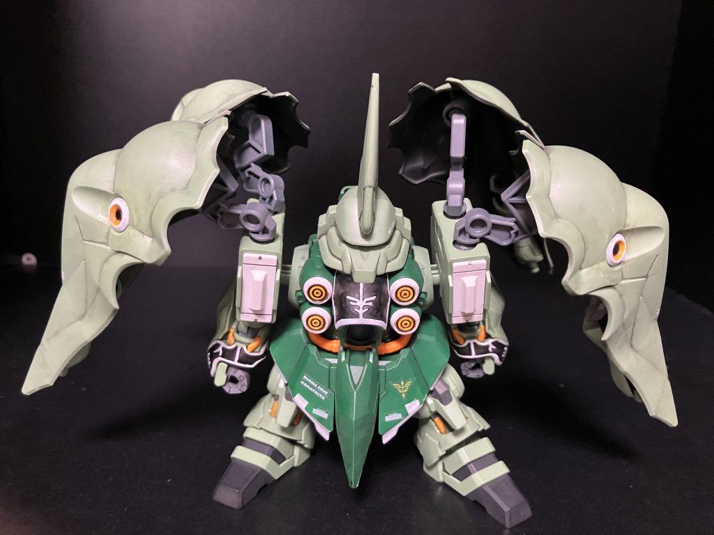 塗装仕上げクレオスアクリジョン緑濃　グリーン　緑薄　よもぎ黒　ミッドナイトブルー黄　オレンジイエロー白　艶消しホワイト各色につや消しベース 少々エンブレービング塗装 田宮エナメル艶消しホワイト 下地　なし田宮スミ入れ塗料　ブラックトップコート　なしデカール　付属のシール ガンプラの品薄状態が解消される事を切に願っています。