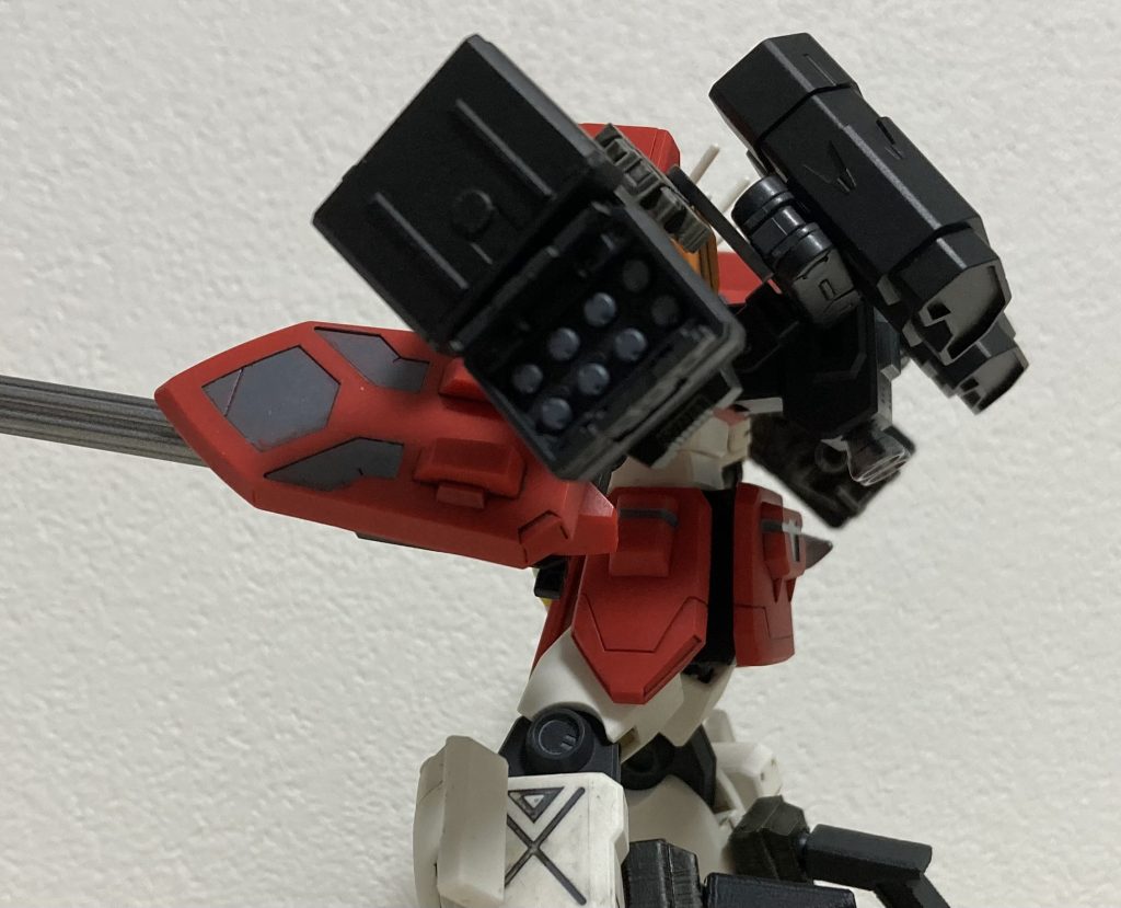 本家イーゲル装備は前後左右にミサイルを打ち出すラックが肩に懸架されていましたが、ノーマルのヘビーアームズにもしたかったのでバックパックにミサイルコンテ懸架用フレームをでっち上げて接続。気持ち側面向きに発射するミサイルコンテナ積んでます。