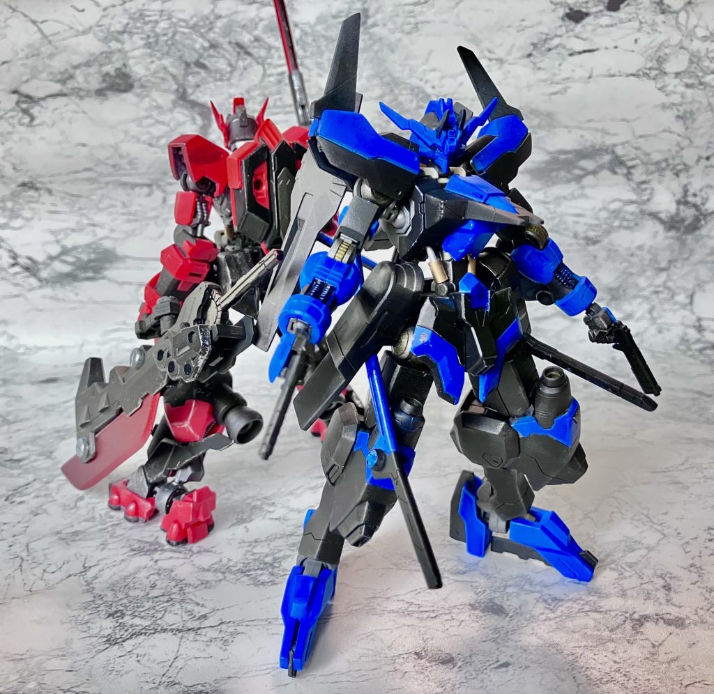 前回作成したガンダムアスタロト・月紅のライバル機として作成しました。武装は形状の異なる2振りのナノラミネートソード、右腰部「宵闇の太刀」左腰部「朝霧」