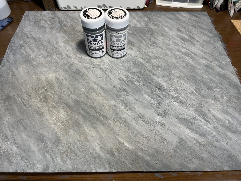 ジオラマのベースは、ホームセンター購入の板に、タミヤのモデリングペーストを塗ったコルクシートを貼っています。