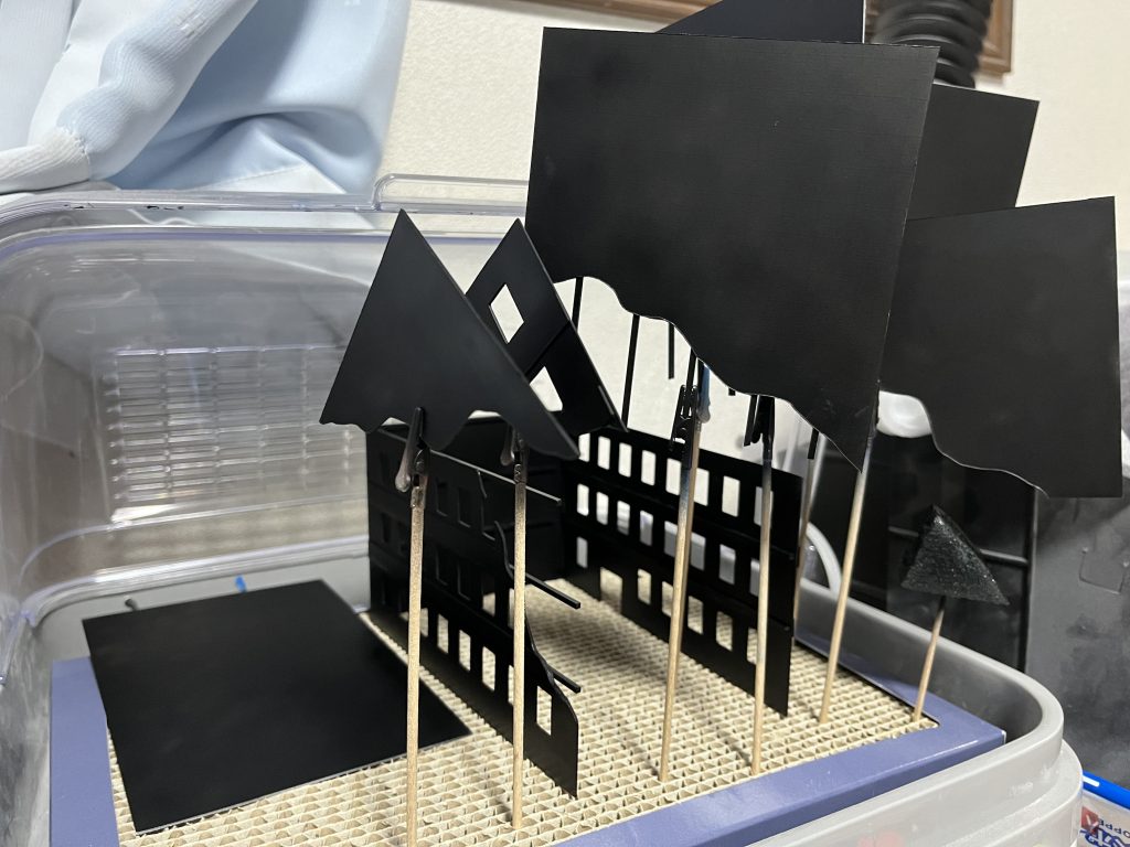 破壊されたビルは、プラ板とプラ棒で制作しました。