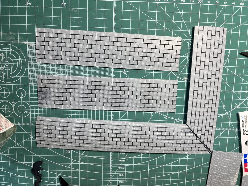 歩道は、ウェーブのプラ板の線に筋彫りを施して塗装して、それっぽく仕上げています。