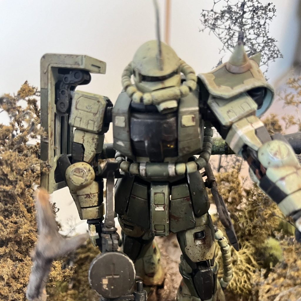 RG MSー06F量産型ザク ジャングルジオラマ｜たかくんさんの