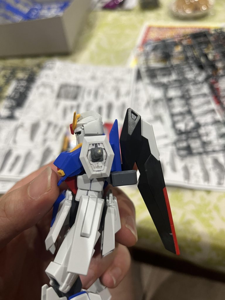 素組み中に左腕のボールジョイントが破損。。バイスで穴を開け真鍮線で固定しました。