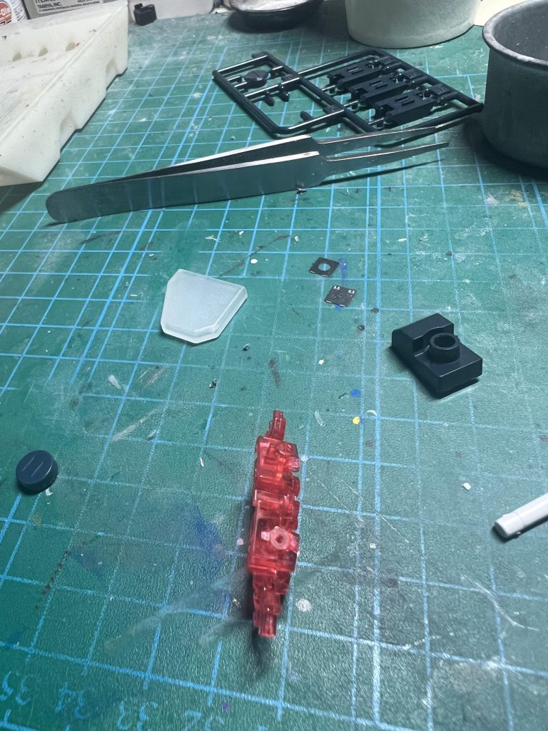 加工した状態 ピンを削って1ミリの穴をサイコフレームとラック側に開け真鍮線と接着剤で塗装後に固定してます