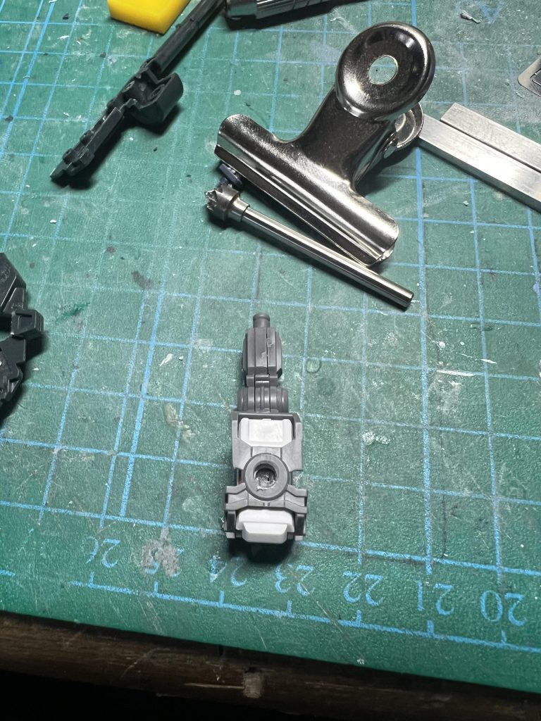 ガトリングの取り付けは腕に3mmの穴を開けてユニコーンガンダムに付属の接続用パーツを取り付け出来るようにしてます