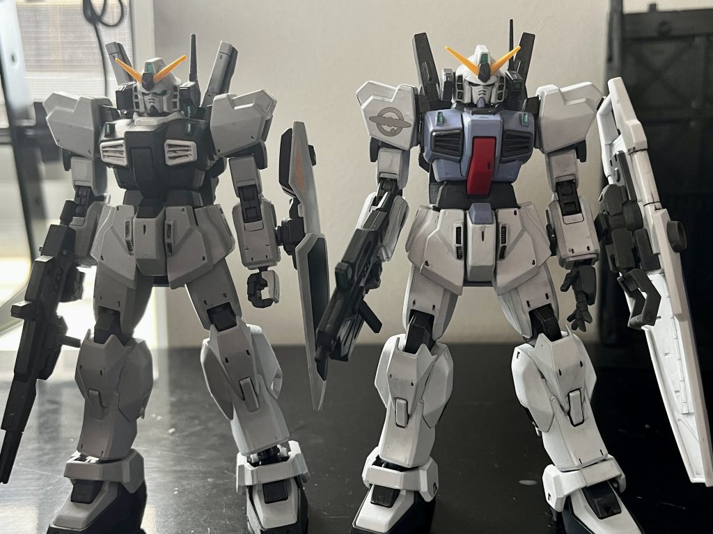 先日投稿した機体(右)と。右は胴体延長工作してますがわかりますかね？