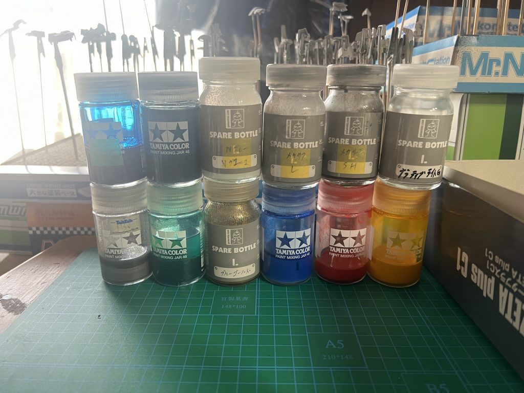 今回使った塗料 普段は内部フレームの塗装にメカサフSHを塗りますが今回はメカサフLで塗装しました