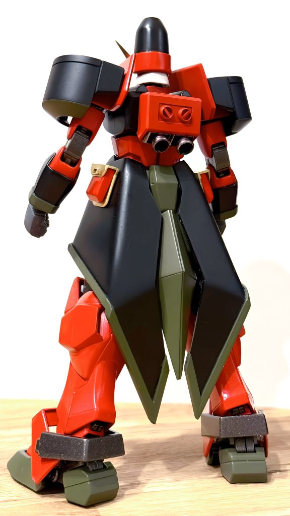 1/100デビルガンダムの犠牲となったMGシャイニングのパーツ改造で何かできないかなと考え、肩バルカンのあるボディが似ていたのでジョンブルにしよう！と。顔や脚はデビルで使ってしまったし、ジョンブルのプロポーション的にはシュピーゲルの手足が似ていたので購入しようと思いましたがMGシュピーゲルは品切れ状態(泣)結局諦めてシャイニングをもう1キット買いました😅(本末転倒) 