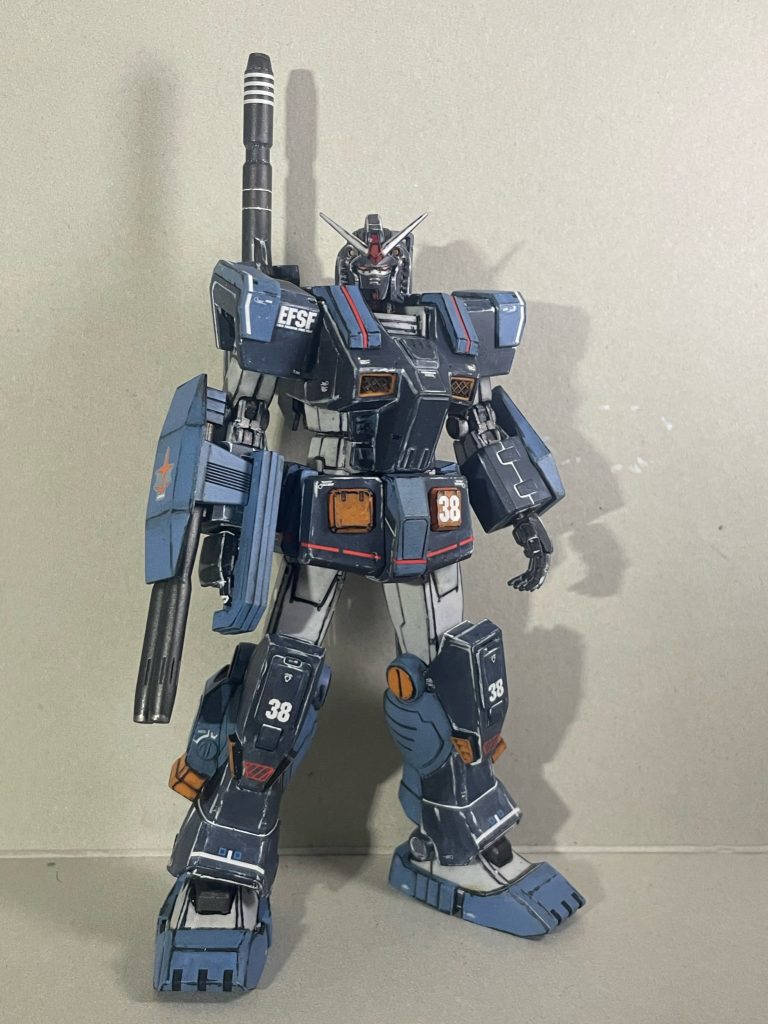 自分のアタマのイメージは安彦先生の有名な”ガンダム顔にパイロットスーツアムロ一人立ち”や大河原先生のリアルタイプカラーの箱絵で『確か暗がりだとエッジは白かったな😏‼︎』と1番手間と表現が難しい印影を無視して何となく仕上げた、ホントなんちゃってです。