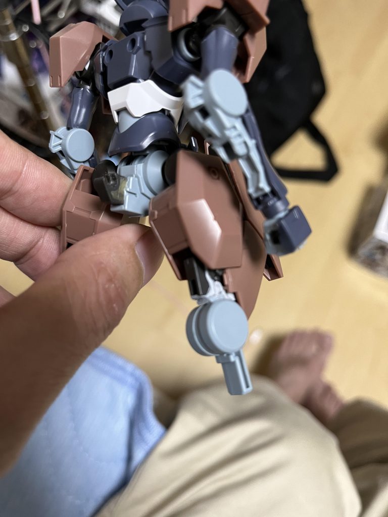 タミヤパテなどで膝と腰を無理矢理接合。