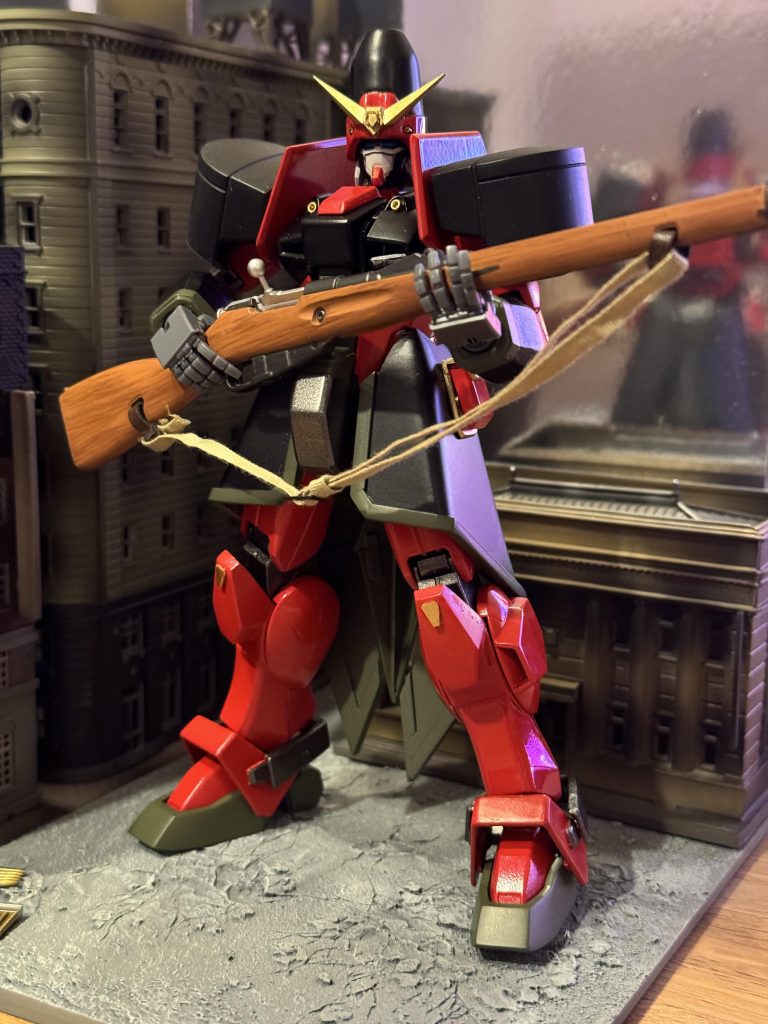 アニメではビームライフルでしたが、木製ライフルの方がなんかカッコいい‼️という思いでZYTOYSの1/6スケールライフルを購入して持たせてます。極め手でホールド可能。ジオラマはTOMYTECの着色済み戦場のビルシリーズを並べただけですが、ロンドンぽい感じは出せたかなーと🇬🇧