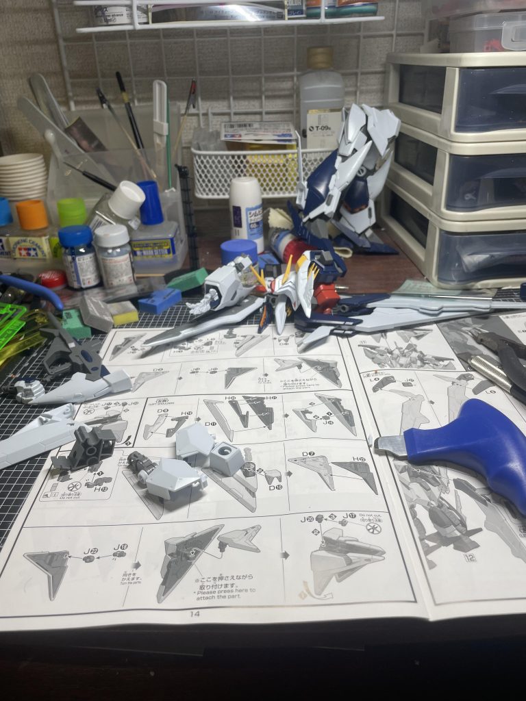 パーツでかいし楽勝やろ！て思ってたら塗り分け面倒過ぎて途中で放置気味になった…..