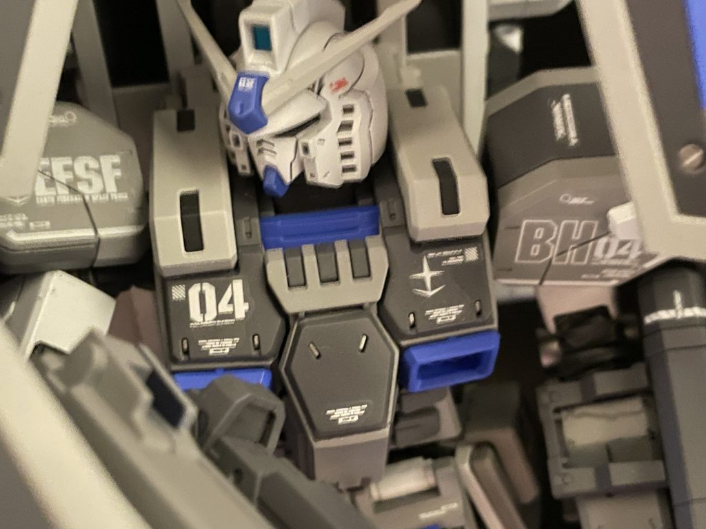 顔周り。大好物🤣シルバーとブルーが良い感じです。これまで経験がなかったのですが、肩アーマーのデカールがバッチリモールドを跨いでいます。ずれないのは良いけど…シワになったり四苦八苦でした。切ったりマークソフターでならしたり…。最終的にはキレイに貼れたので報われた気分です☺️