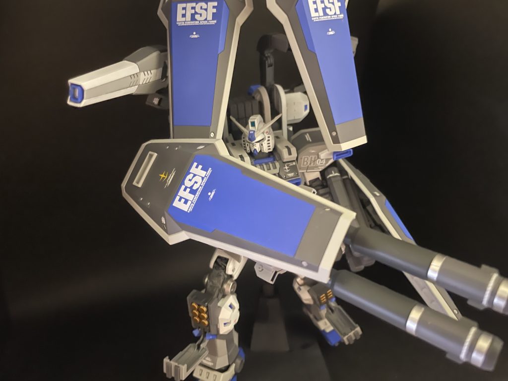 色はニュートラルグレーのII、Ⅲとメカサフヘヴィ、メカサフスーパーヘヴィで塗り分けてます。差し色にガイアのコバルトブルーとダークステンレスシルバーを使っています。トップコートはつや消しにしました。最近こんなカラーリングばっかり塗ってる気がする…。