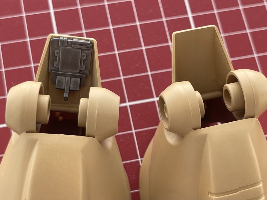 膝裏はギャプランTR-5の余剰パーツをそのまま貼り付けました（ほぼ見えません）