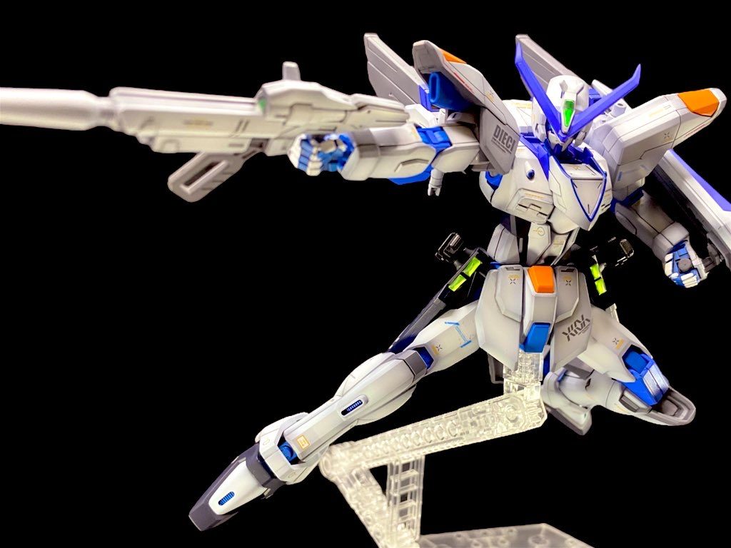 ビームライフルはM1アストレイの物を使っているが内部をカスタムしてあるので出力は向上している。