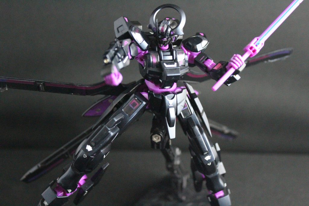 腕のリボルバー銃口部は金属パーツ埋め