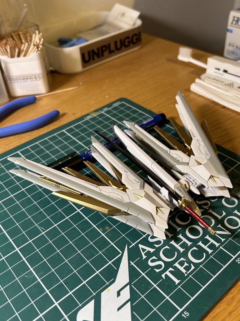 プラウドディフェンダー。背中側のウイングはスジボリのみで、色分けはせず。というか力尽きました。。