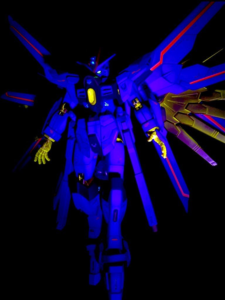 ウィング部は付属シールの上から蛍光塗料で塗装