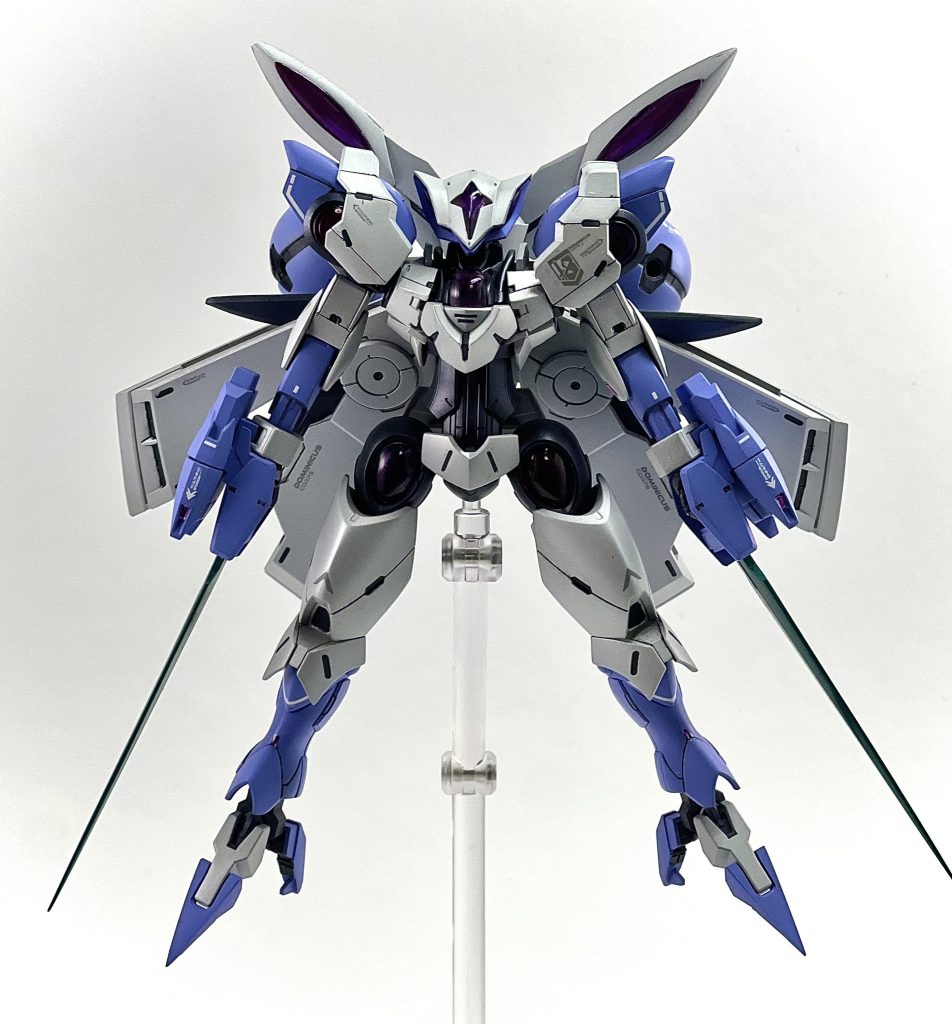 正面。全身手を入れてるんですが、特に胴体とつま先が1番苦労しました。つま先は肉抜きも多く設定画との違いも多い箇所だったのでしっかりと尖らせ裏打ちをし、胴体も胸部装甲の分割を設定画準拠の構成に変更しています。