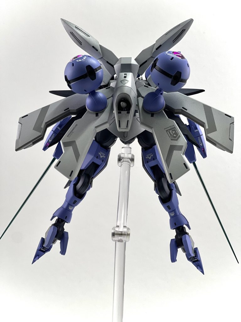 バックショット。バックパックのファンは削ってディテール追加して、羽などは鋭角にしています。