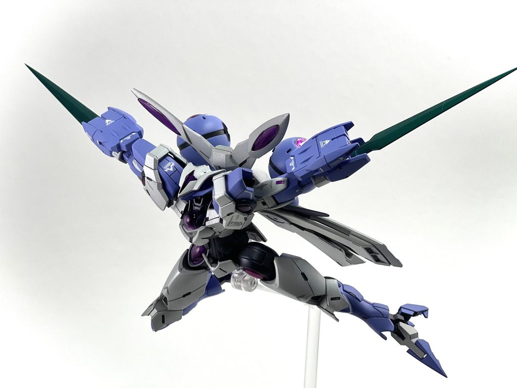 剣は厚ぼったい感じだったので鋭く、薄く仕上げています。肩の装甲も設定画に比べてぼってりしていたので薄く、シャープに整えてベギルベウの持つ猛禽類のような威圧感を出せるようにイメージしました。