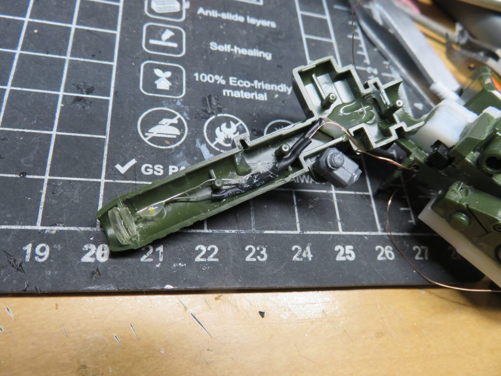 キャノン砲にも LED を埋め込み砲口は3 d プリンターで透明なレンズを取り付けました