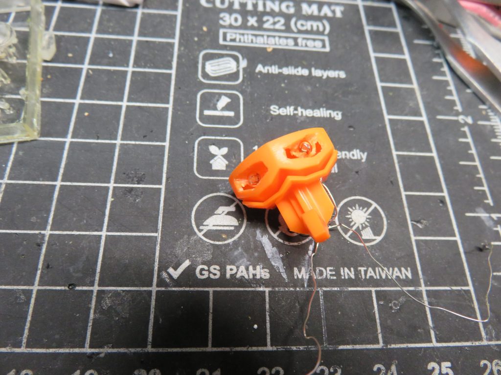 目も両目 くり抜き LED を埋め込みました表面には 3 d プリンターで作った目を取り付けてあります